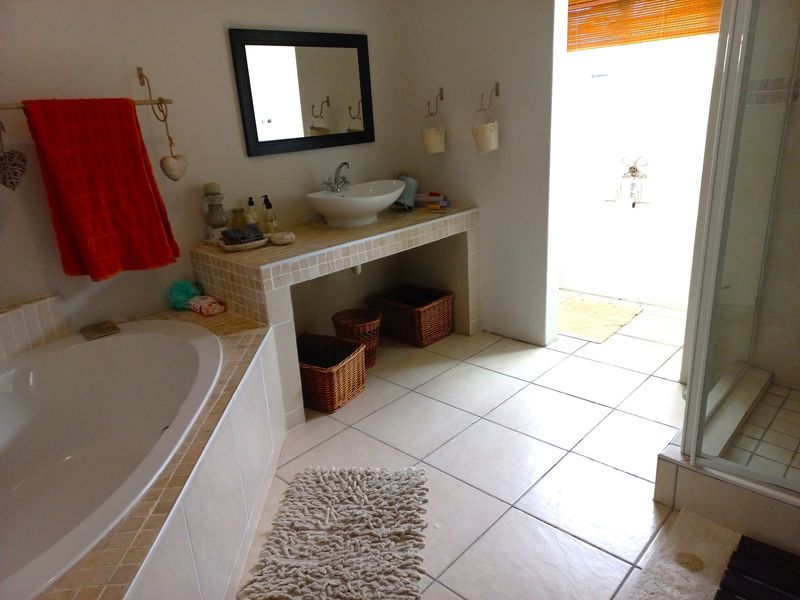 Beautiful, Spacious Home for Sale in Dwarskersbos – R3 950 000 - Photo 9