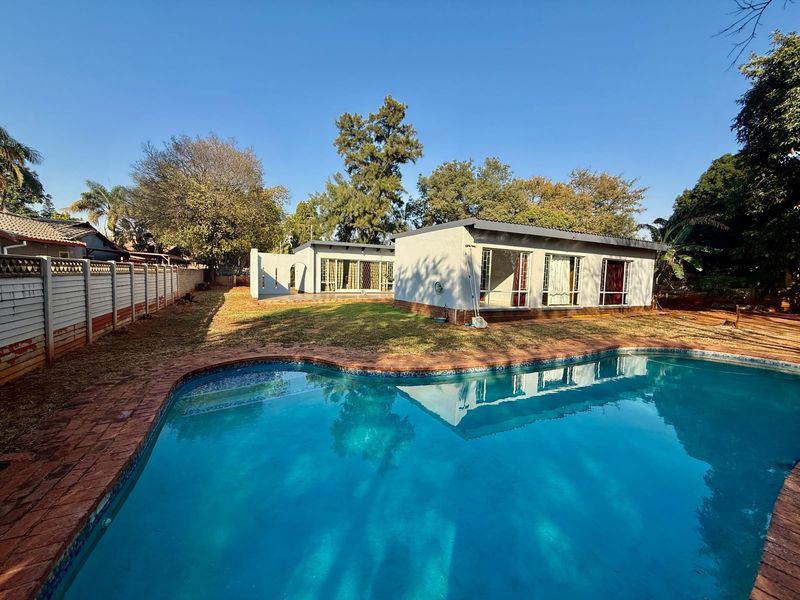 Move-In Ready Family Home with Pool and Spacious Garden - Photo 1
