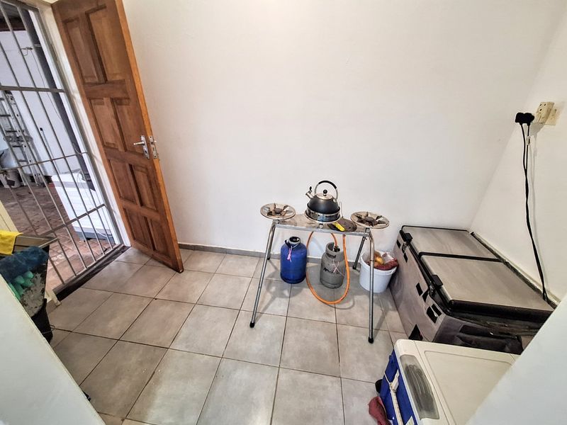 Move-In Ready Family Home with Pool and Spacious Garden - Photo 4