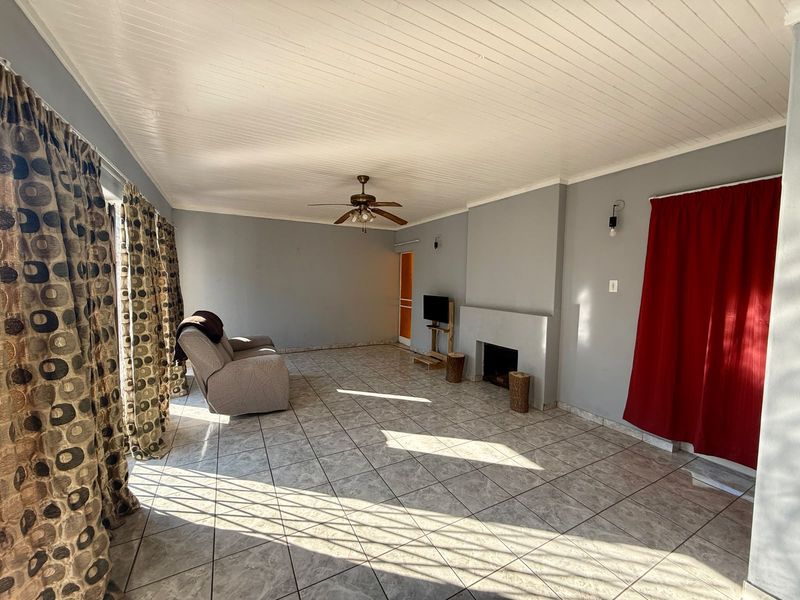Move-In Ready Family Home with Pool and Spacious Garden - Photo 9