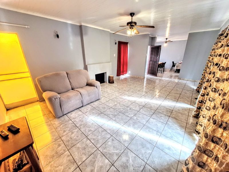 Move-In Ready Family Home with Pool and Spacious Garden - Photo 7