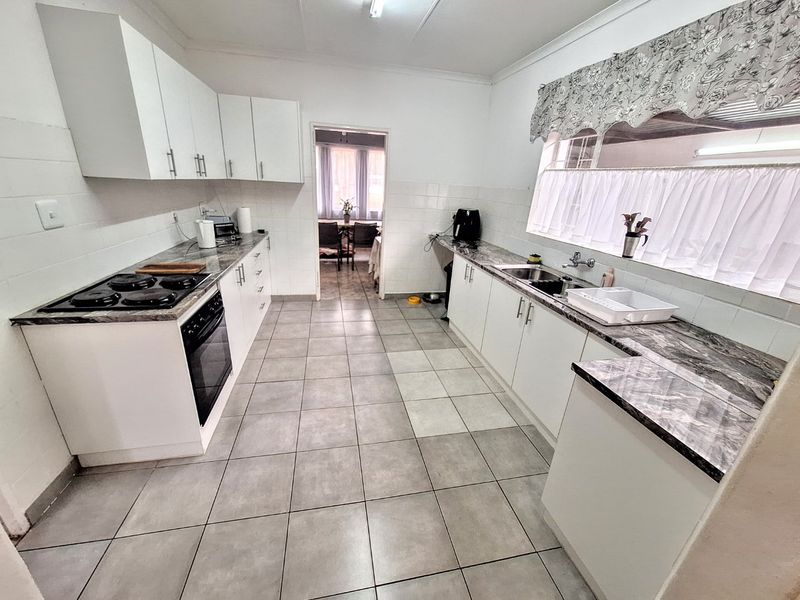 Move-In Ready Family Home with Pool and Spacious Garden - Photo 3