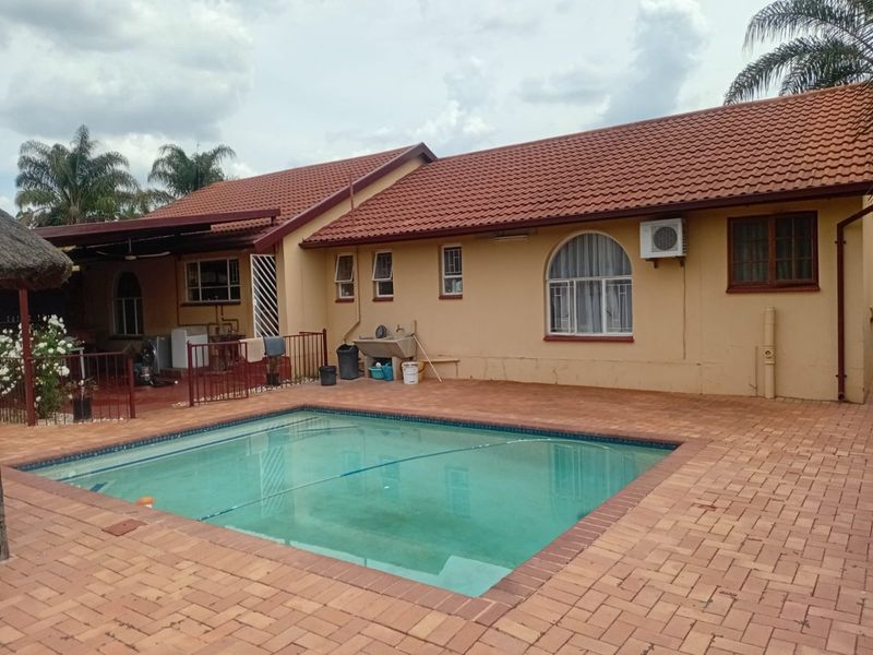 Spacious Family Home with Multiple Living Areas - Photo 1