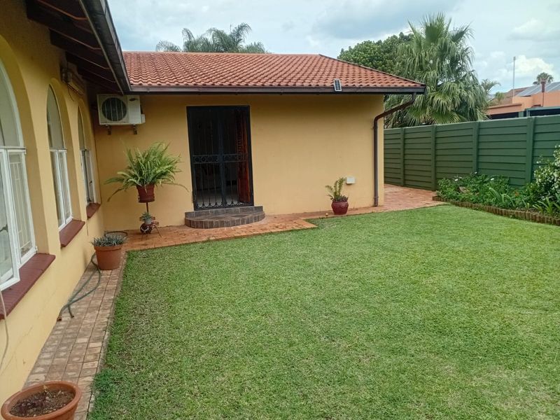 Spacious Family Home with Multiple Living Areas - Photo 2
