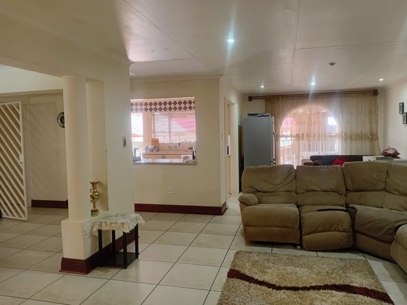 Spacious Family Home with Multiple Living Areas - Photo 10