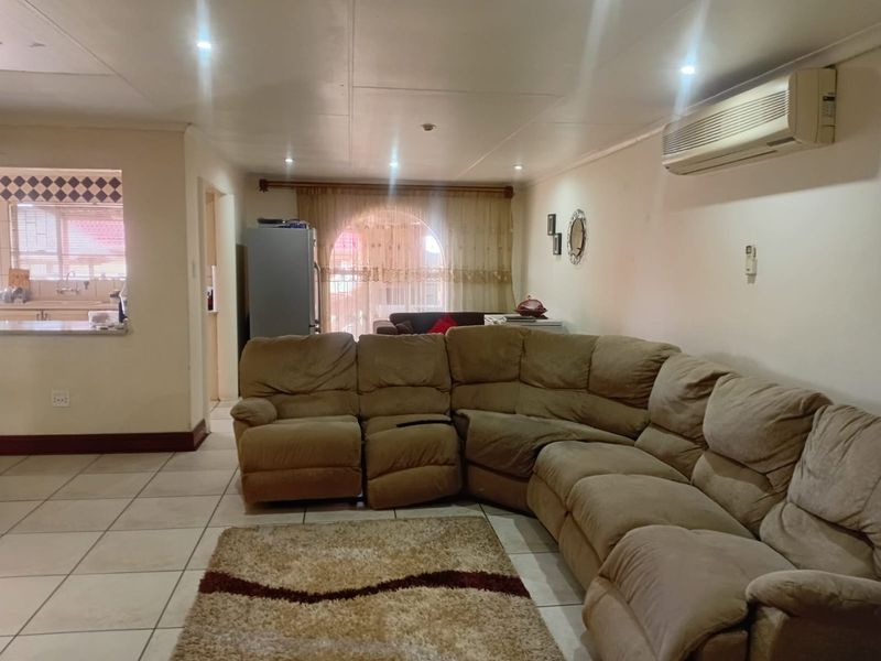 Spacious Family Home with Multiple Living Areas - Photo 9