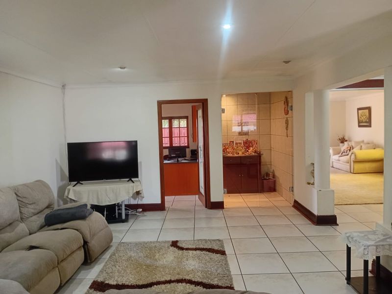 Spacious Family Home with Multiple Living Areas - Photo 8