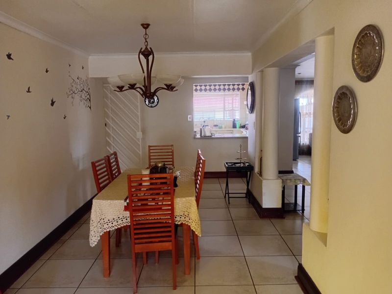Spacious Family Home with Multiple Living Areas - Photo 6