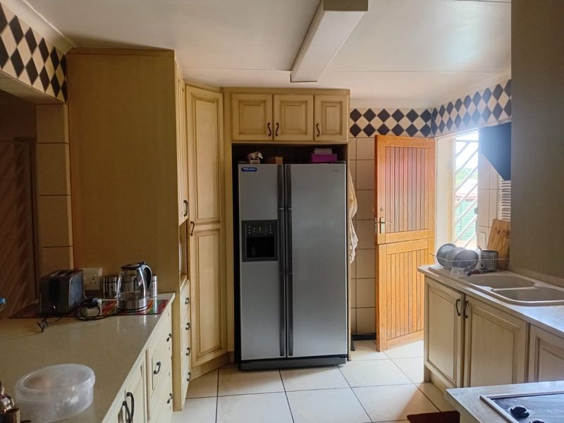 Spacious Family Home with Multiple Living Areas - Photo 3