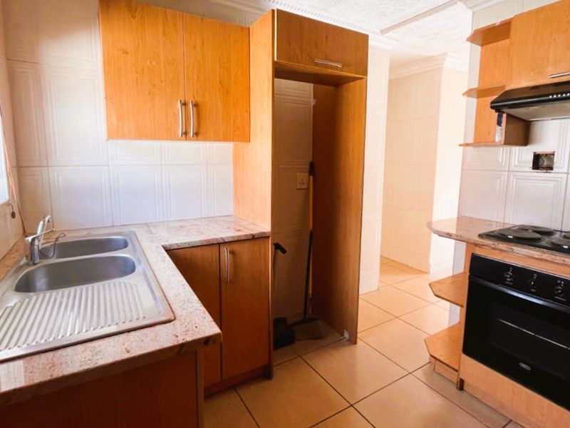 Modern 3 Bedroom Family Home for sale close to Folateng Hospital and Tut - Photo 4