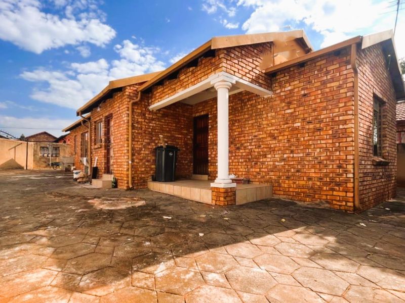 Modern 3 Bedroom Family Home for sale close to Folateng Hospital and Tut - Photo 3