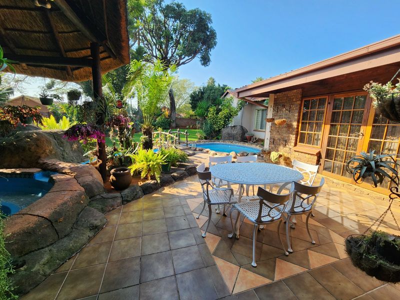 Spacious Family Home with Pool and Borehole - Photo 1