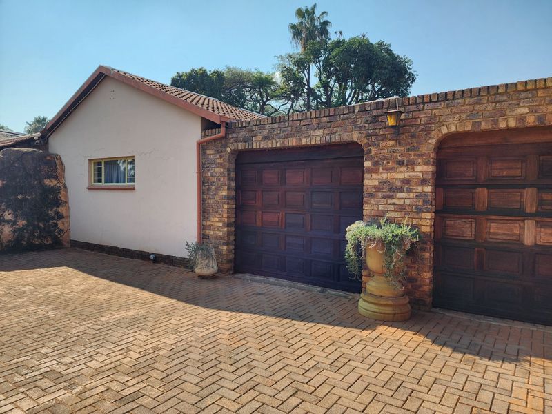 Spacious Family Home with Pool and Borehole - Photo 4