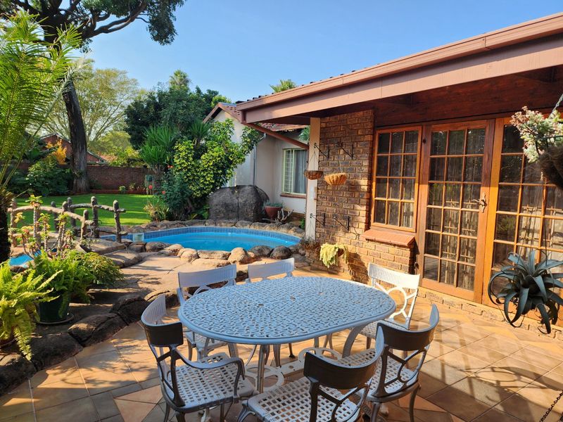 Spacious Family Home with Pool and Borehole - Photo 2
