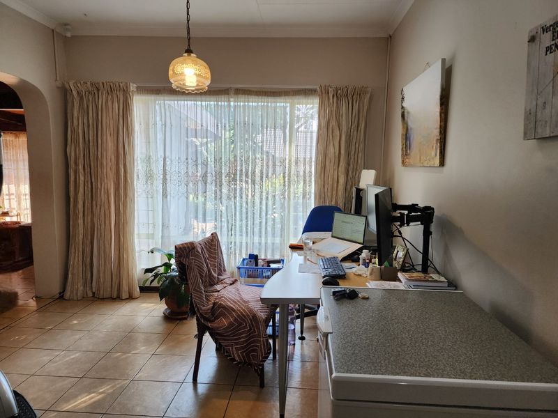 Spacious Family Home with Pool and Borehole - Photo 10