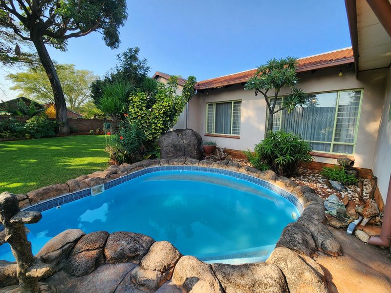 Spacious Family Home with Pool and Borehole - Photo 3
