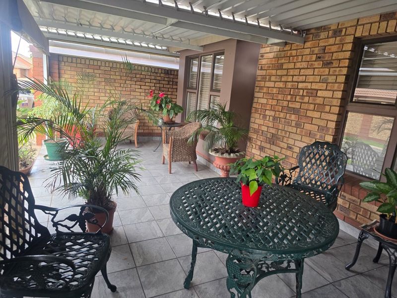 Spacious Retirement Home with Excellent Lifestyle Amenities - Photo 4