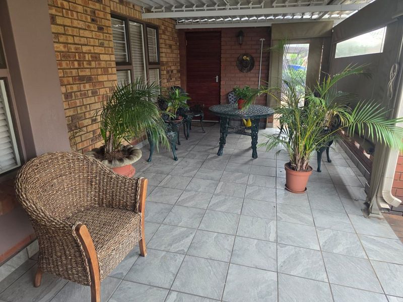 Spacious Retirement Home with Excellent Lifestyle Amenities - Photo 7