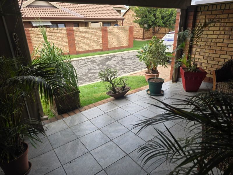 Spacious Retirement Home with Excellent Lifestyle Amenities - Photo 6