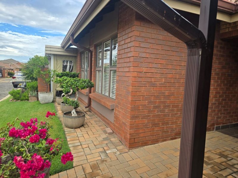 Spacious Retirement Home with Excellent Lifestyle Amenities - Photo 3