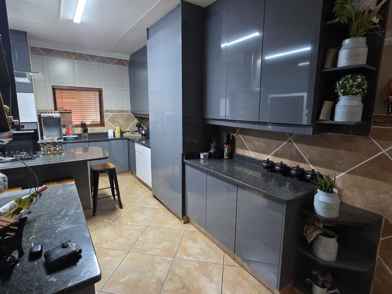 Spacious Family Home with Flatlet in Secure Estate - Photo 10