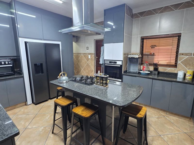 Spacious Family Home with Flatlet in Secure Estate - Photo 8