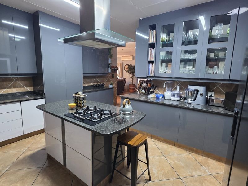 Spacious Family Home with Flatlet in Secure Estate - Photo 7