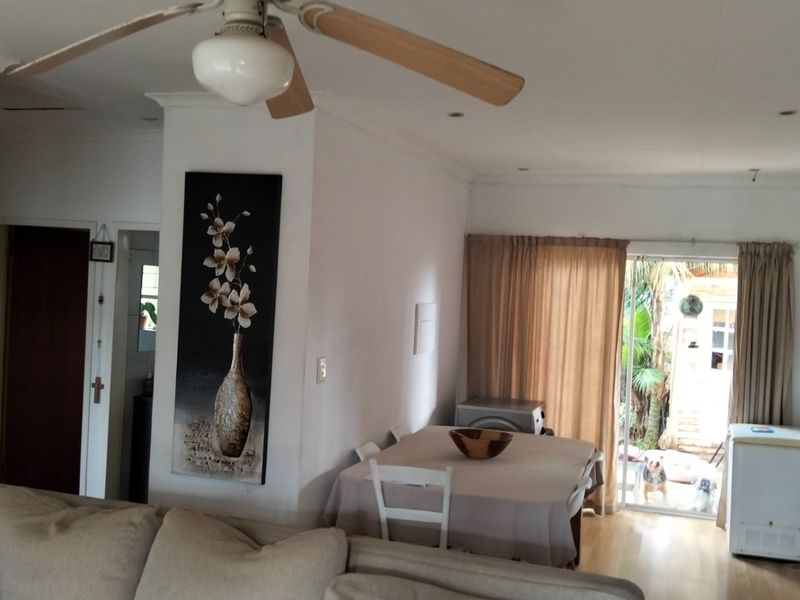 Spacious Townhouse with Modern Comforts - Photo 6
