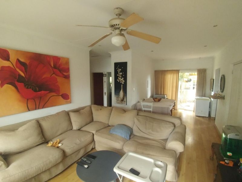 Spacious Townhouse with Modern Comforts - Photo 4