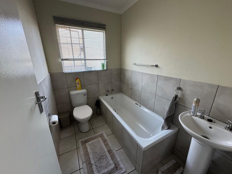 Comfortable Family Living in a Convenient Location - Photo 7