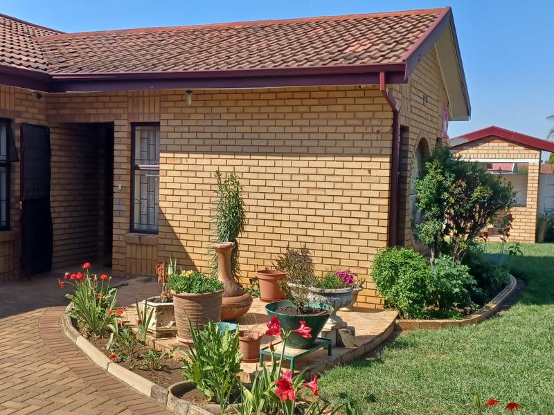 Sunny Modern 3 Bedroom family home with Granny flat. Excluding commission - Photo 2