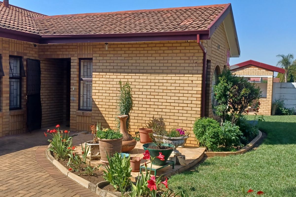 Sunny Modern 3 Bedroom family home with Granny flat. Excluding commission - Photo 2