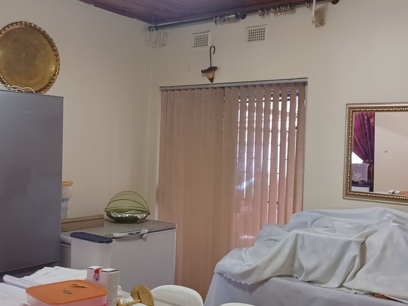 Sunny Modern 3 Bedroom family home with Granny flat. Excluding commission - Photo 3