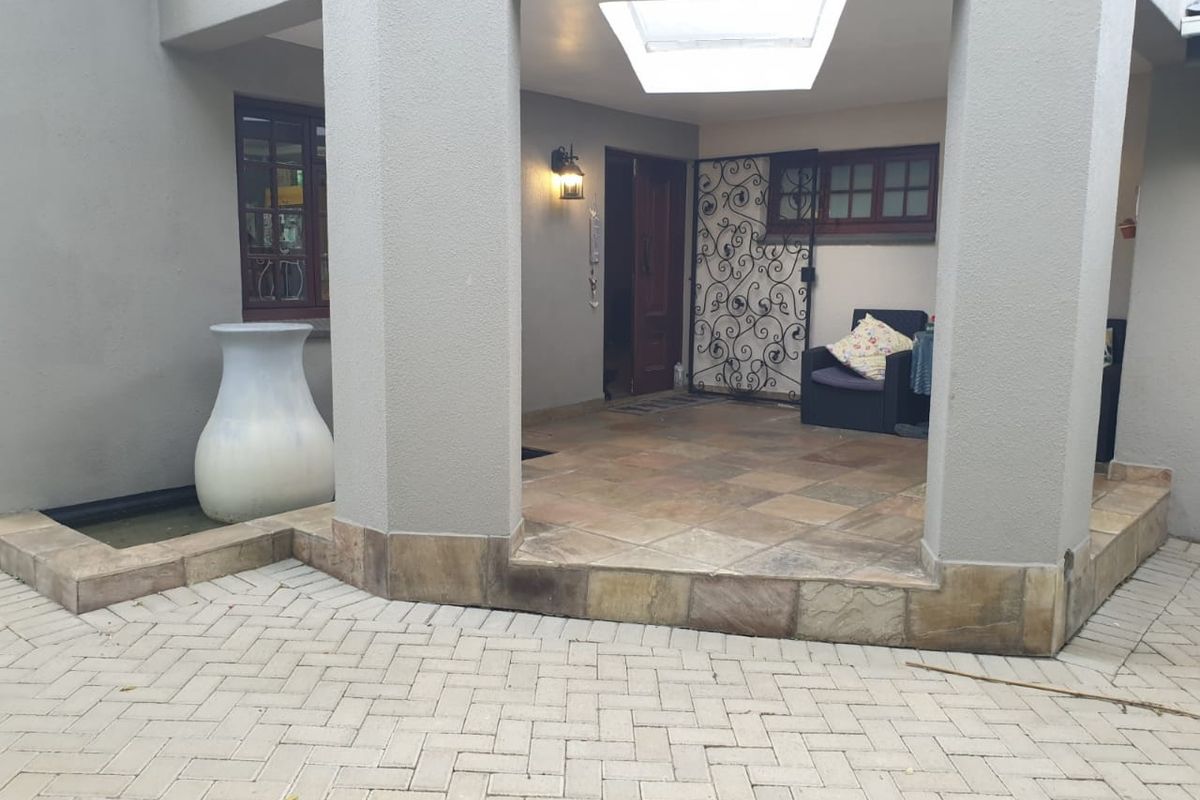 Splendid Upmarket Home with Dream Garden and Entertainer’s Delight - Photo 3