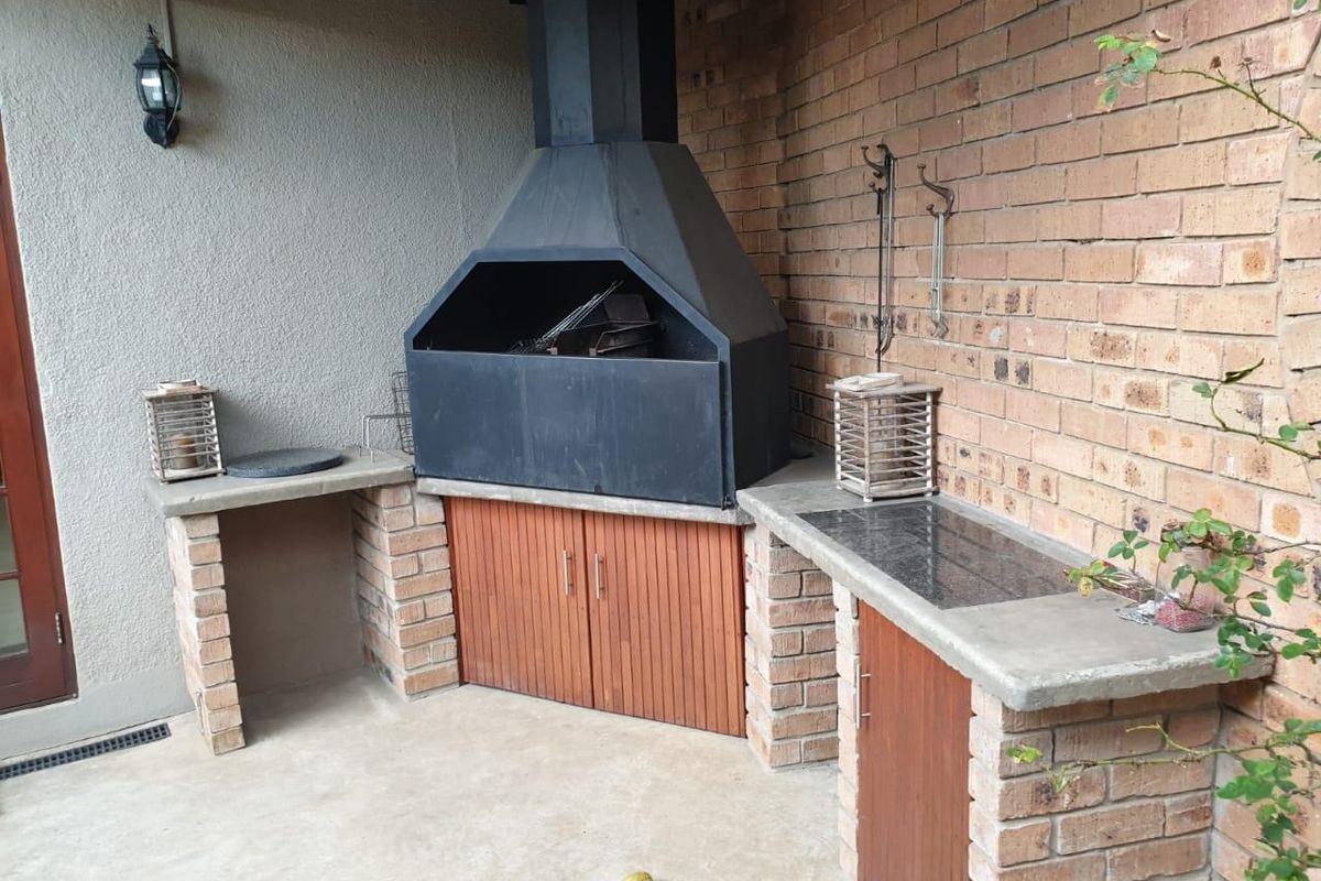 Splendid Upmarket Home with Dream Garden and Entertainer’s Delight - Photo 5