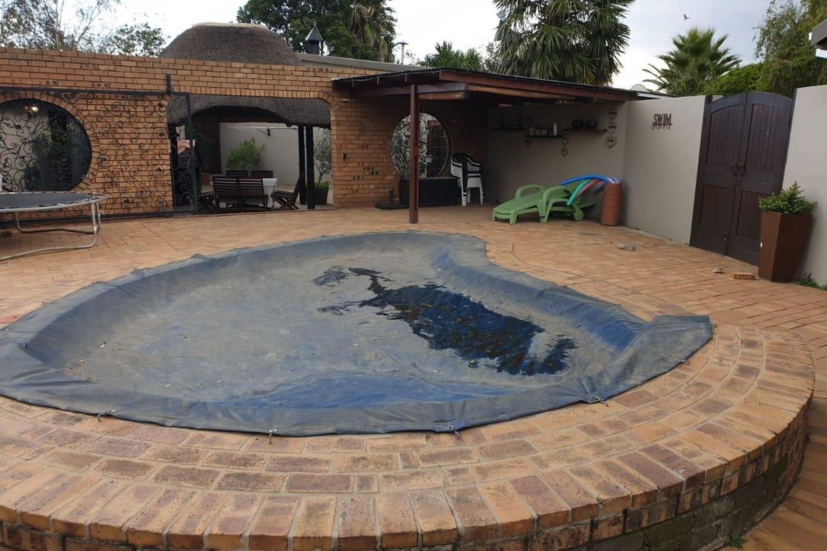 Splendid Upmarket Home with Dream Garden and Entertainer’s Delight - Photo 4