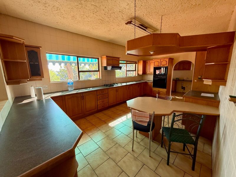 Spacious Family Home with Excellent Entertainment - Photo 2