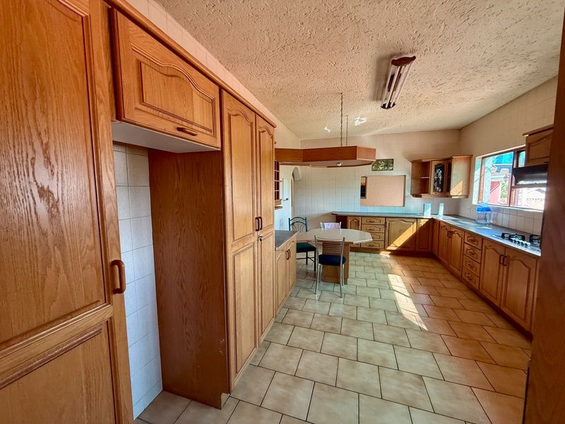 Spacious Family Home with Excellent Entertainment - Photo 4