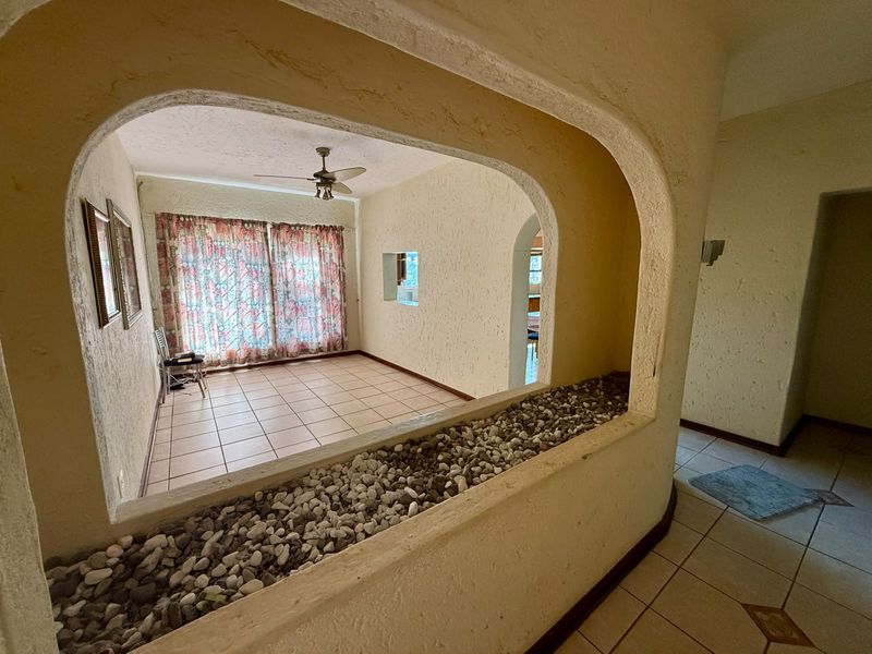 Spacious Family Home with Excellent Entertainment - Photo 7
