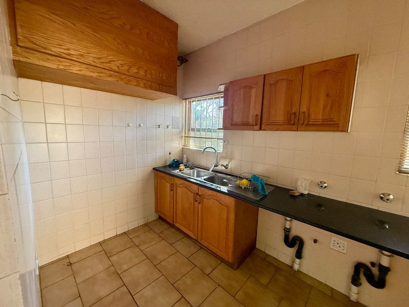 Spacious Family Home with Excellent Entertainment - Photo 6