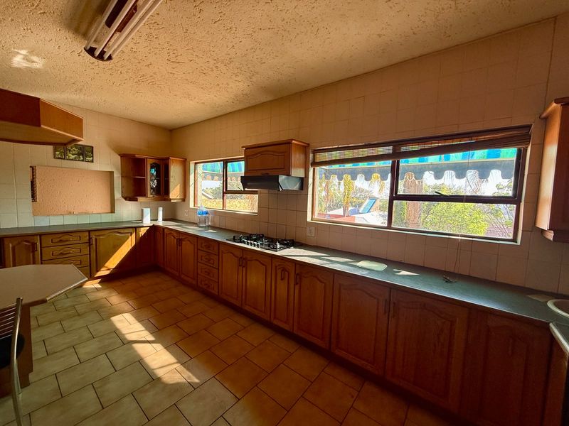 Spacious Family Home with Excellent Entertainment - Photo 3