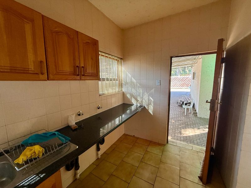 Spacious Family Home with Excellent Entertainment - Photo 5