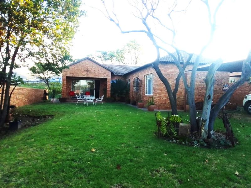 Easy safe living in Cashan with prime schools and mall around the corner. - Photo 2