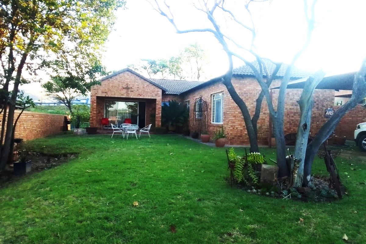 Easy safe living in Cashan with prime schools and mall around the corner. - Photo 2