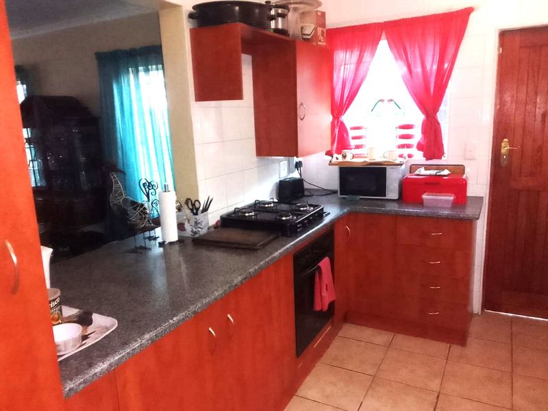 Easy safe living in Cashan with prime schools and mall around the corner. - Photo 3