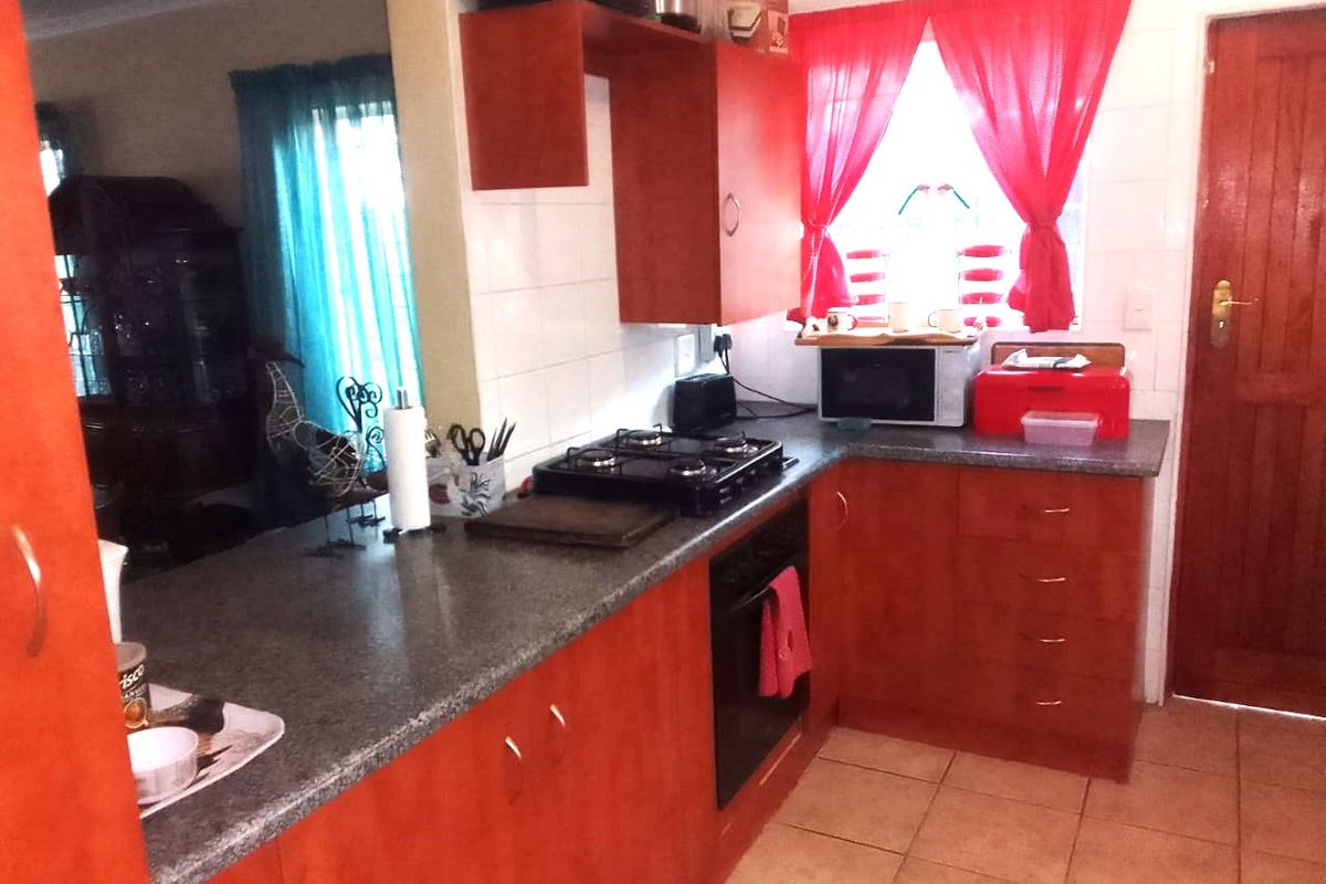 Easy safe living in Cashan with prime schools and mall around the corner. - Photo 3