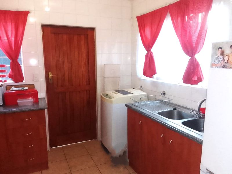 Easy safe living in Cashan with prime schools and mall around the corner. - Photo 4