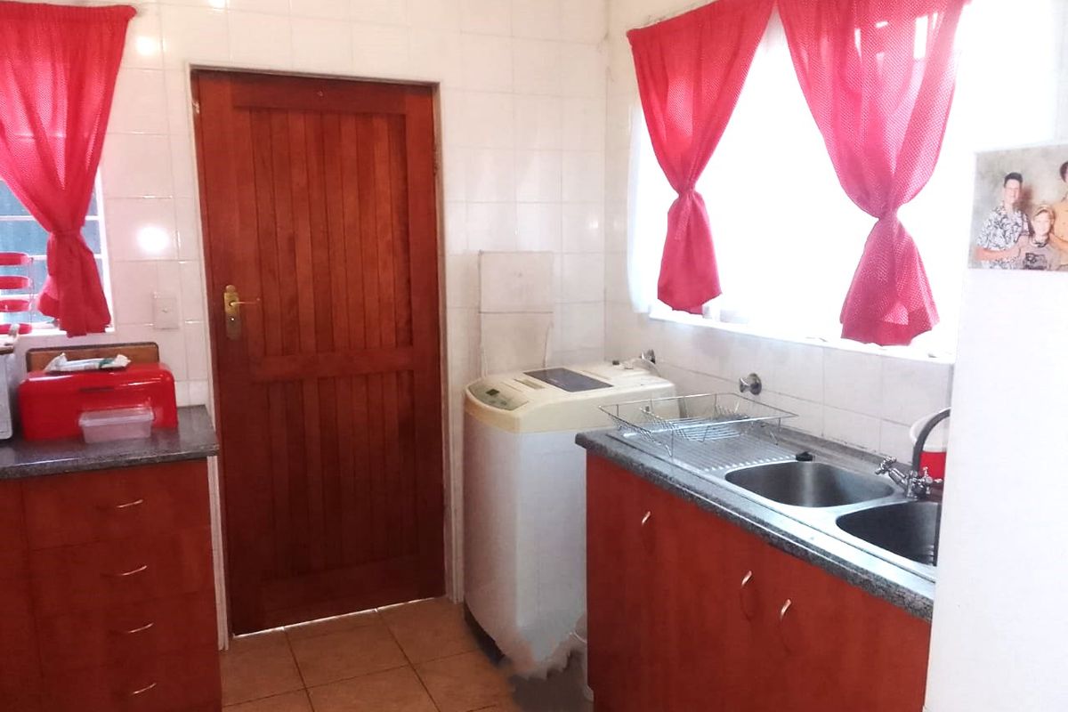 Easy safe living in Cashan with prime schools and mall around the corner. - Photo 4