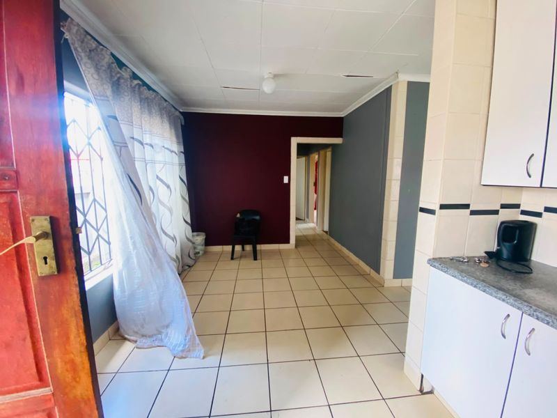 Comfortable Family Home in Nkwe Estates - Photo 2