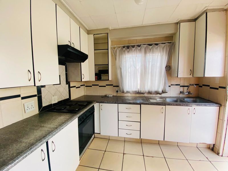 Comfortable Family Home in Nkwe Estates - Photo 4